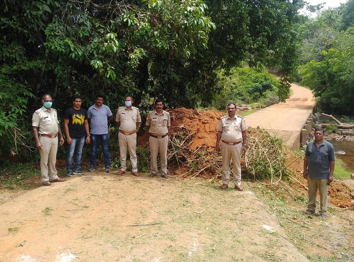 Bhagamandala police have closed Manjanadkra Road as people from Kerala were illegally entering the district through the road. DH Photo