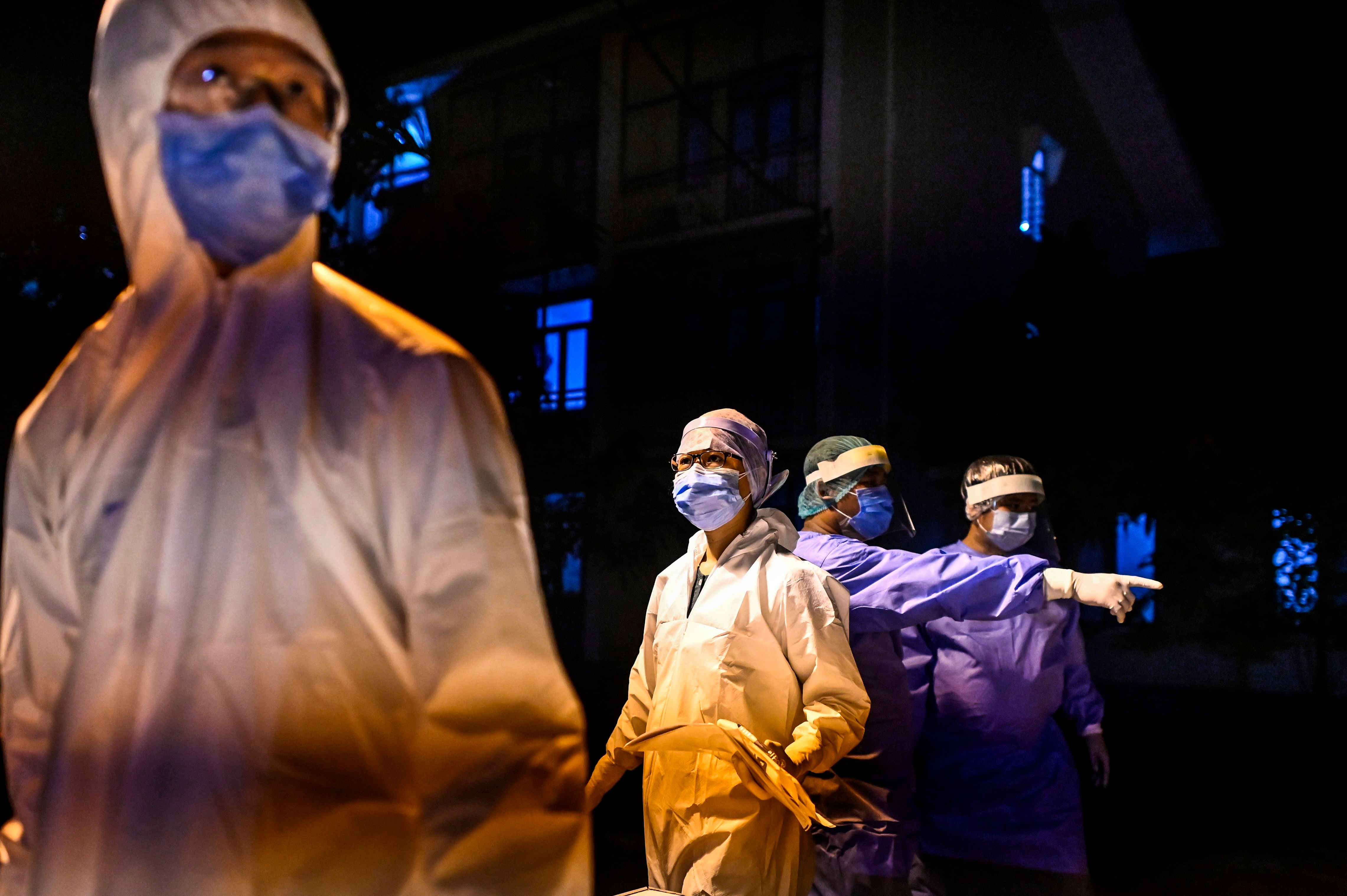 Volunteer doctors work in quarantine centre in Yangon (AFP photo)