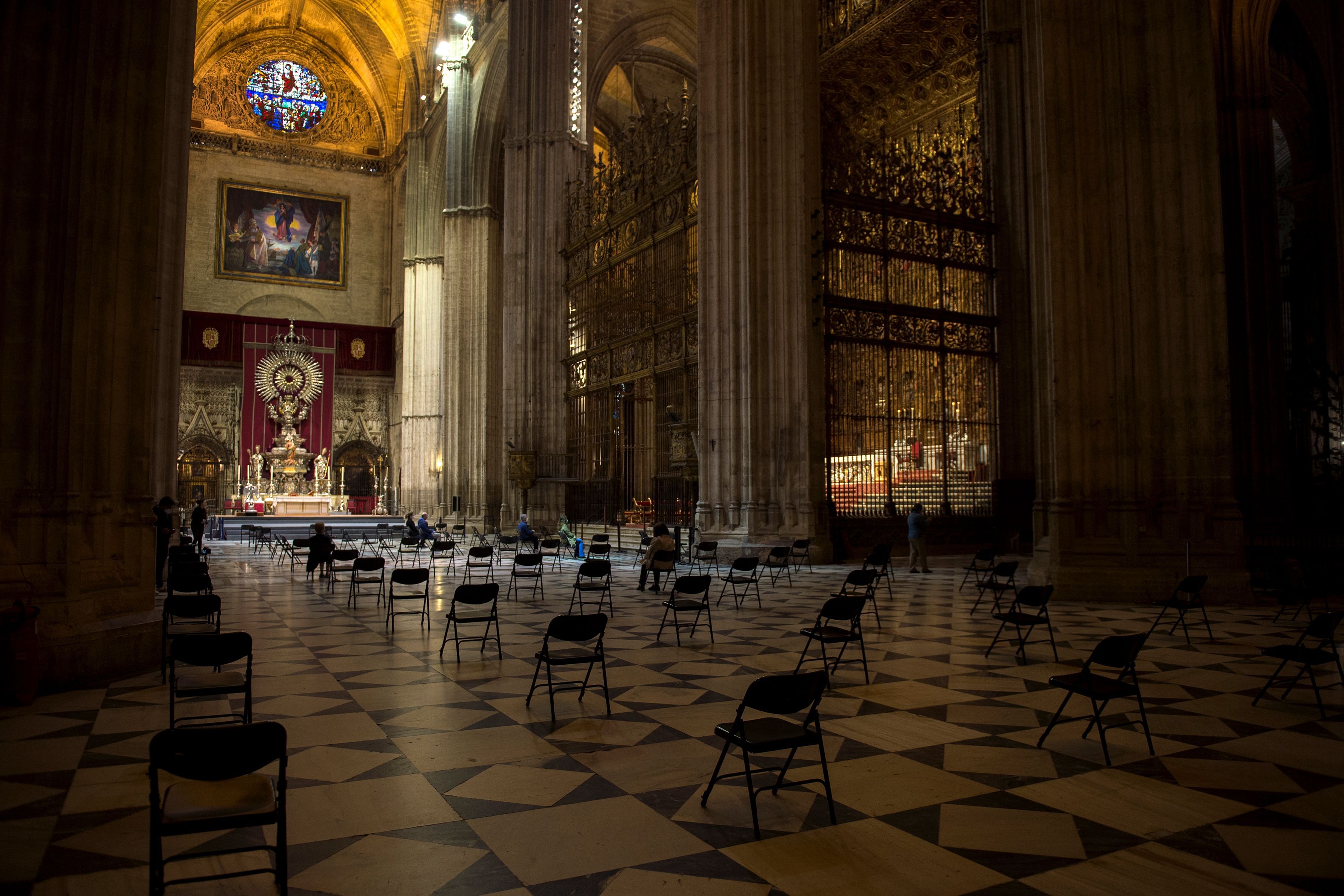 People pray at the Cathedral of Sevilla, Spain. (AFP photo)