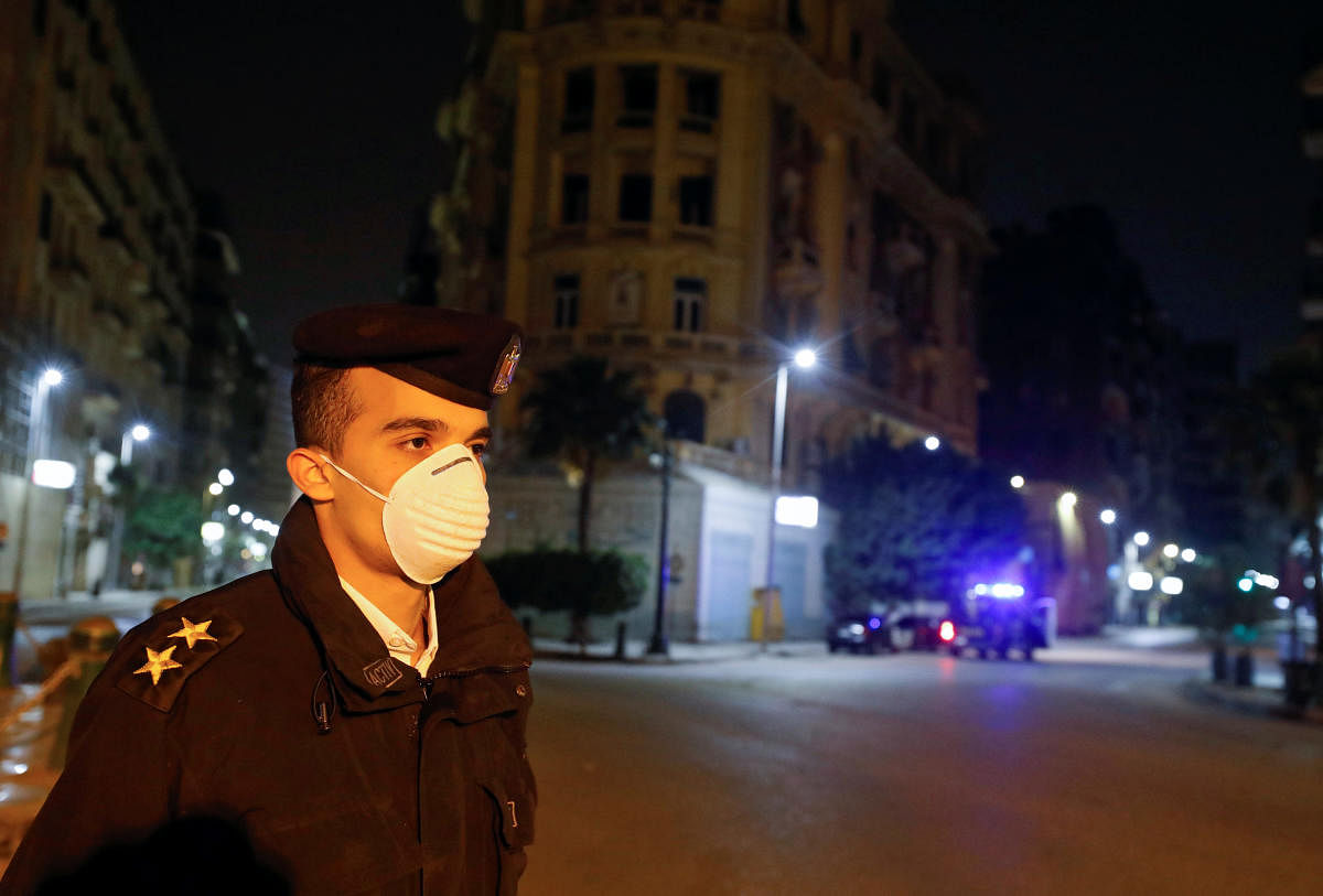 Madbouly to contain the spread of the coronavirus disease (COVID-19), in Cairo A police officer stands near Tahrir square during the first day of a two-weeks night-time curfew which was ordered by the Egyptian Prime Minister Mostafa Madbouly to contain the spread of the coronavirus disease (COVID-19), in Cairo (Reuters Photo)
