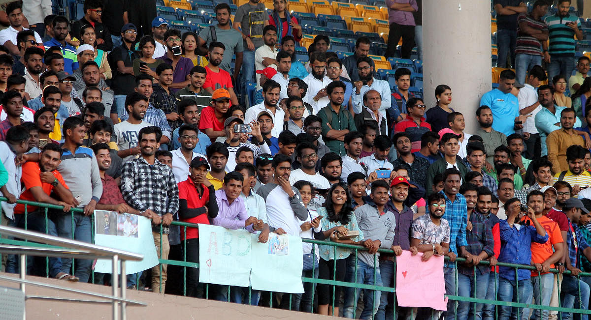 With some of the India internationals in action, the Vijay Hazare Trophy final between Mumbai and Delhi drew a large crowd. DH Photo 