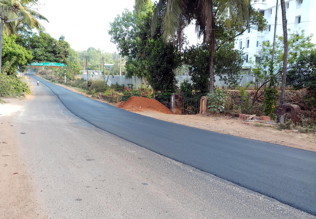 The work on asphalting of Mani-Mysuru Road in progress.
