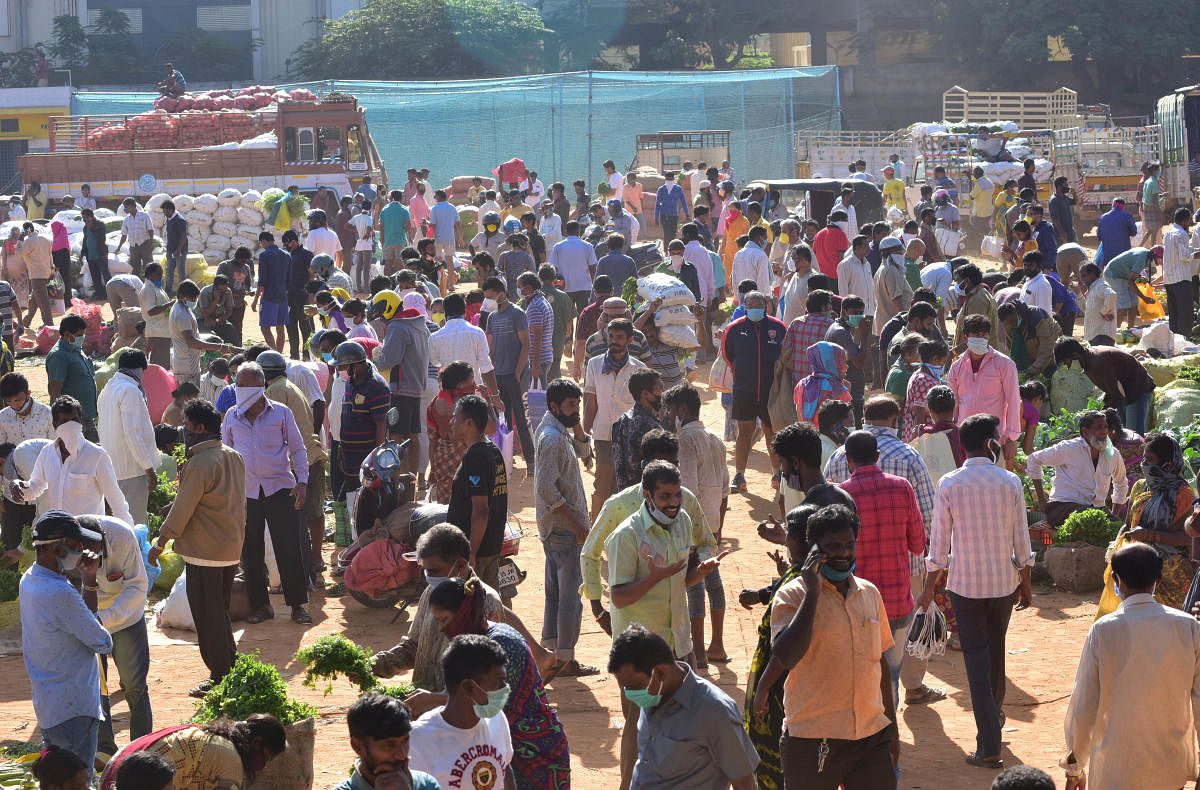 People turned up in hundreds at the markets at BBMP playgrounds and created confusion. (DH Photo)