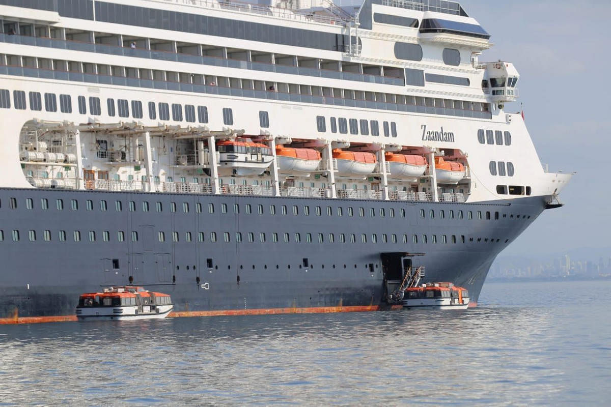 Passengers board a lifeboat from Holland America Line cruise ship MS Zaandam to be transported to her sister ship Rotterdam on Panama Bay, Panama during a coronavirus disease (COVID-19) outbreak (Reuters Photo)
