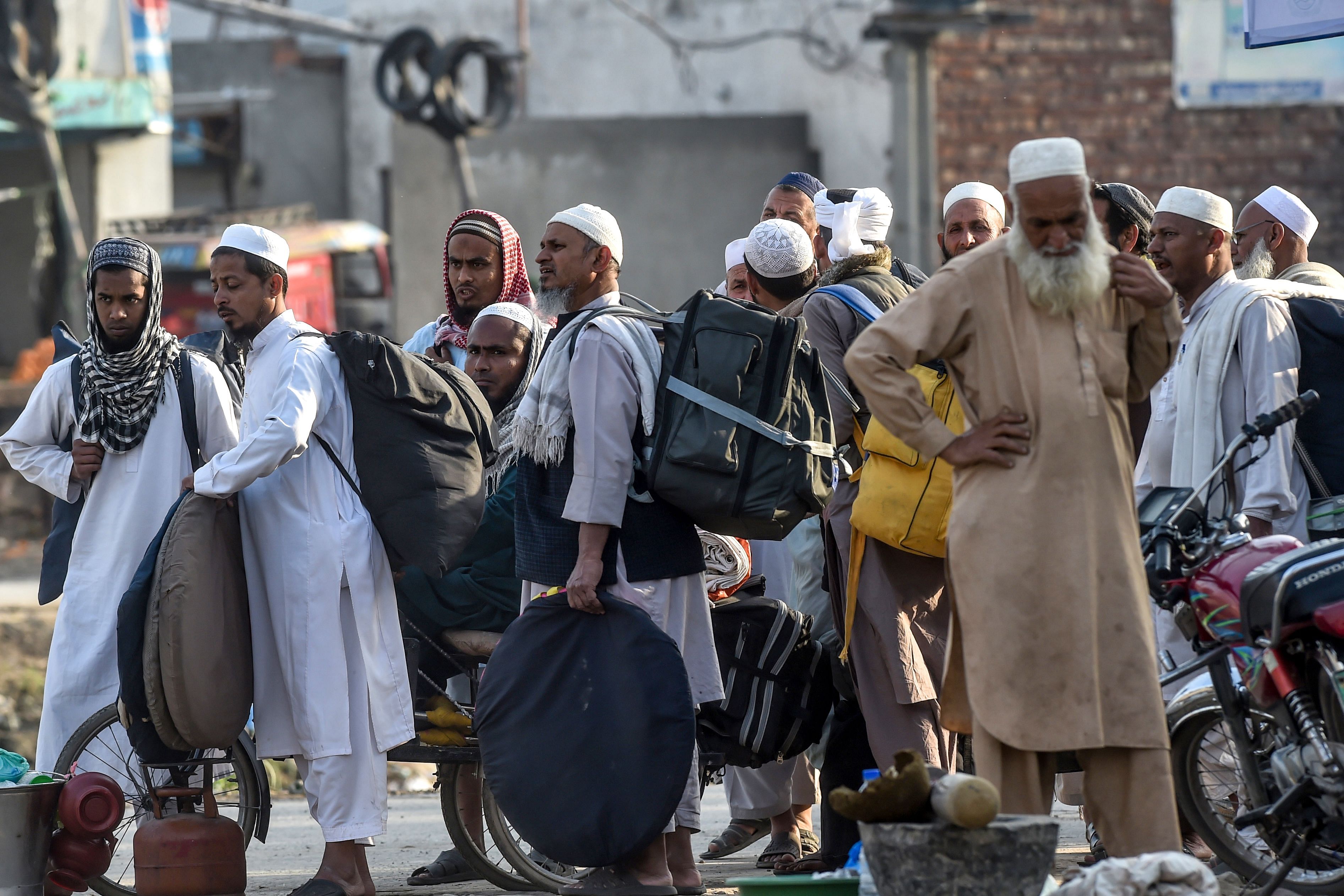 Islamic worshippers prepare for their departure to their home from the three-day annual Tablighi Ijtema religious gathering. (AFP Photo)
