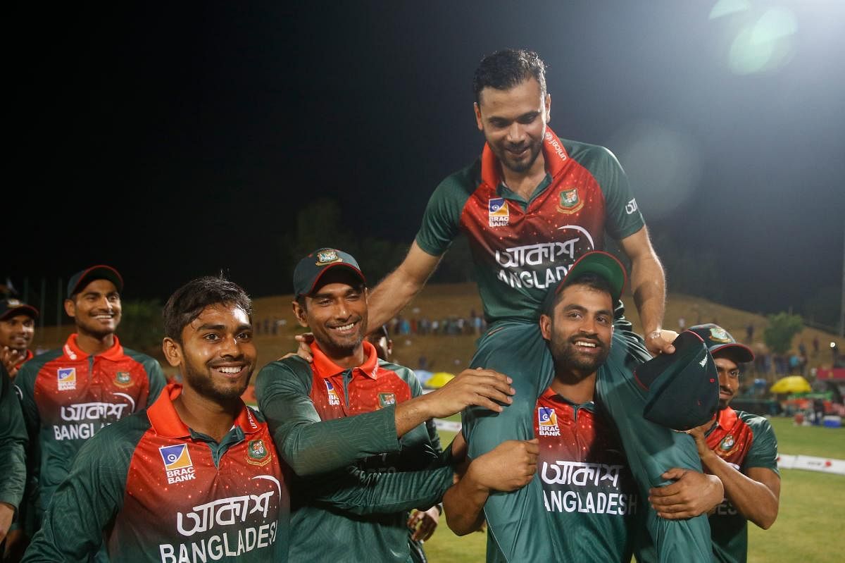 Tamim Iqbal lifted by his teammamtes (AFP Photo)