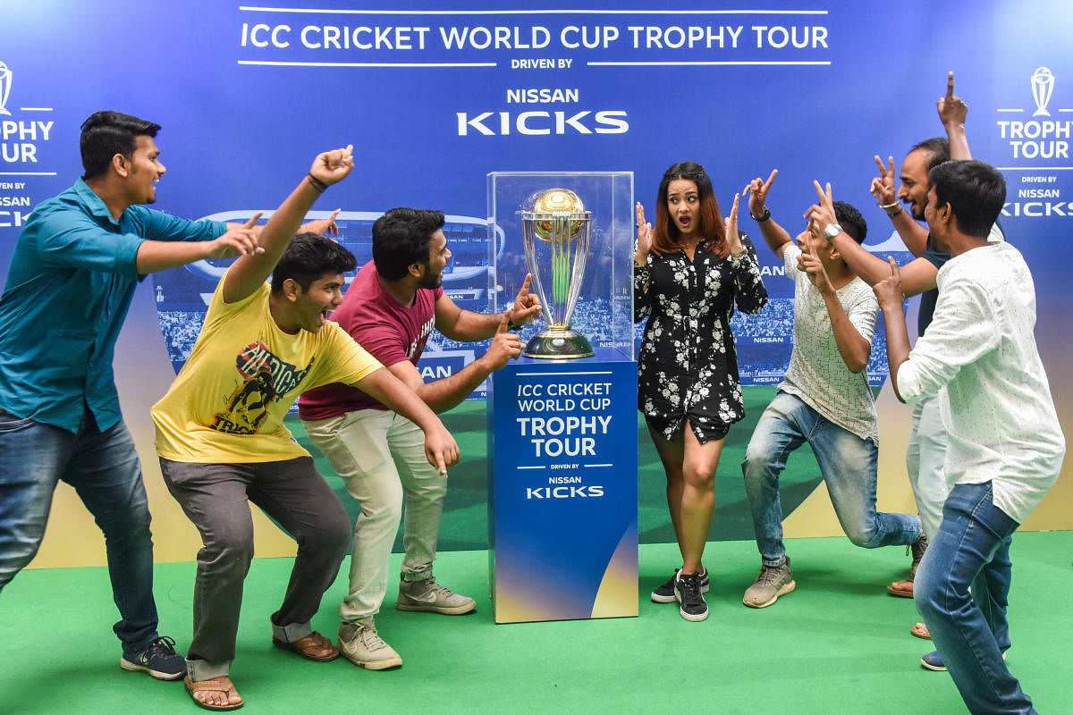 Boys with Mayanti Langer, sports presenter and world cup 2019, at ICC World Cup Trophy tour by Nissan KICKS and International Cricket Council. (DH Photo)