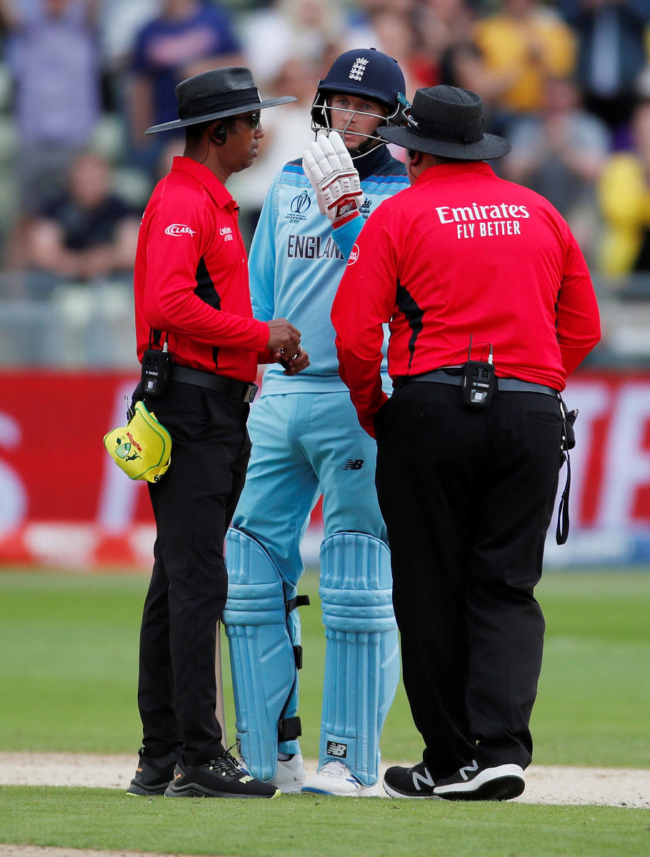 ICC Cricket World Cup Semi Final - Australia v England - Edgbaston, Birmingham, Britain - July 11, 2019 England's Joe Root speaks to umpire Handunnettige Dharmasena after England's Jason Roy is given out. (Photo by REUTERS)