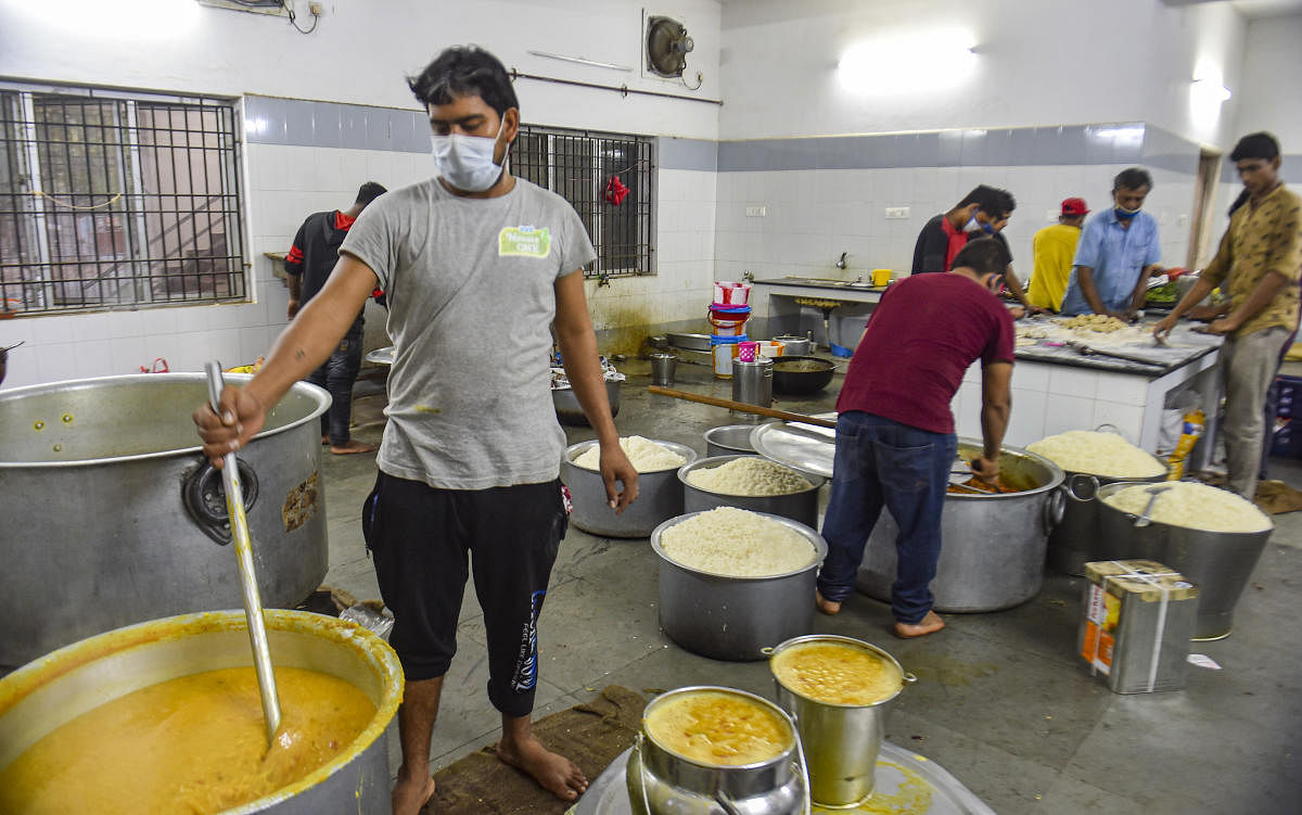 Volunteers prepare meals for stranded migrant workers amid COVID-19 pandemic (PTI Photo)