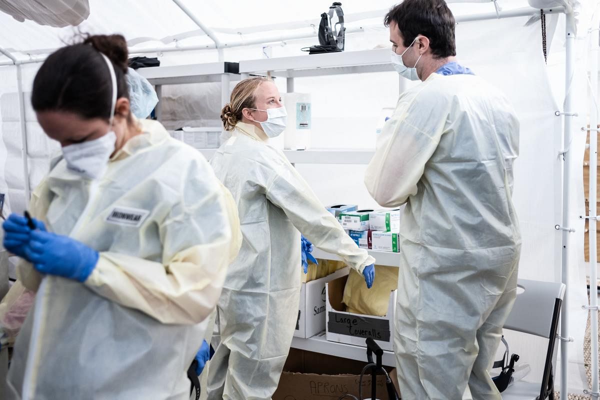 Medical workers putting on PPEs at the beginning of their shift at the emergency field hospital run by Samaritan's Purse and Mount Sinai Health System in Central Park on April 08, 2020 in New York, United States. (AFP Photo)