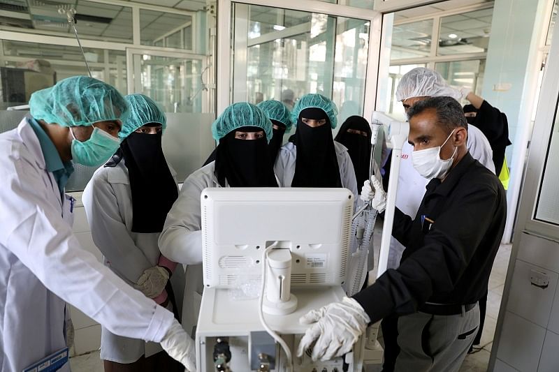 Nurses receive training on using ventilators, recently provided by the World Health Organization at the intensive care ward of a hospital allocated for novel coronavirus patients in preparation for any possible spread of the coronavirus disease (COVID-19), in Sanaa, Yemen. (Reuters Photo)