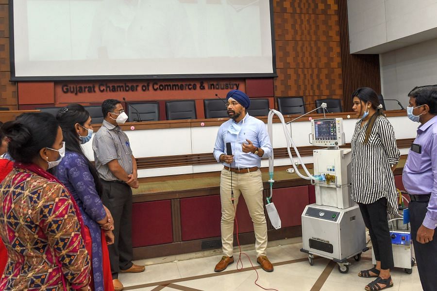 A doctor (c) interacts with other doctors, nurses and medical staff as he demonstrates the working of a ventilator at a COVID-19 workshop at the Gujarat Chamber of Commerce and Industry in Ahmedabad recently. Credit: AFP Photo