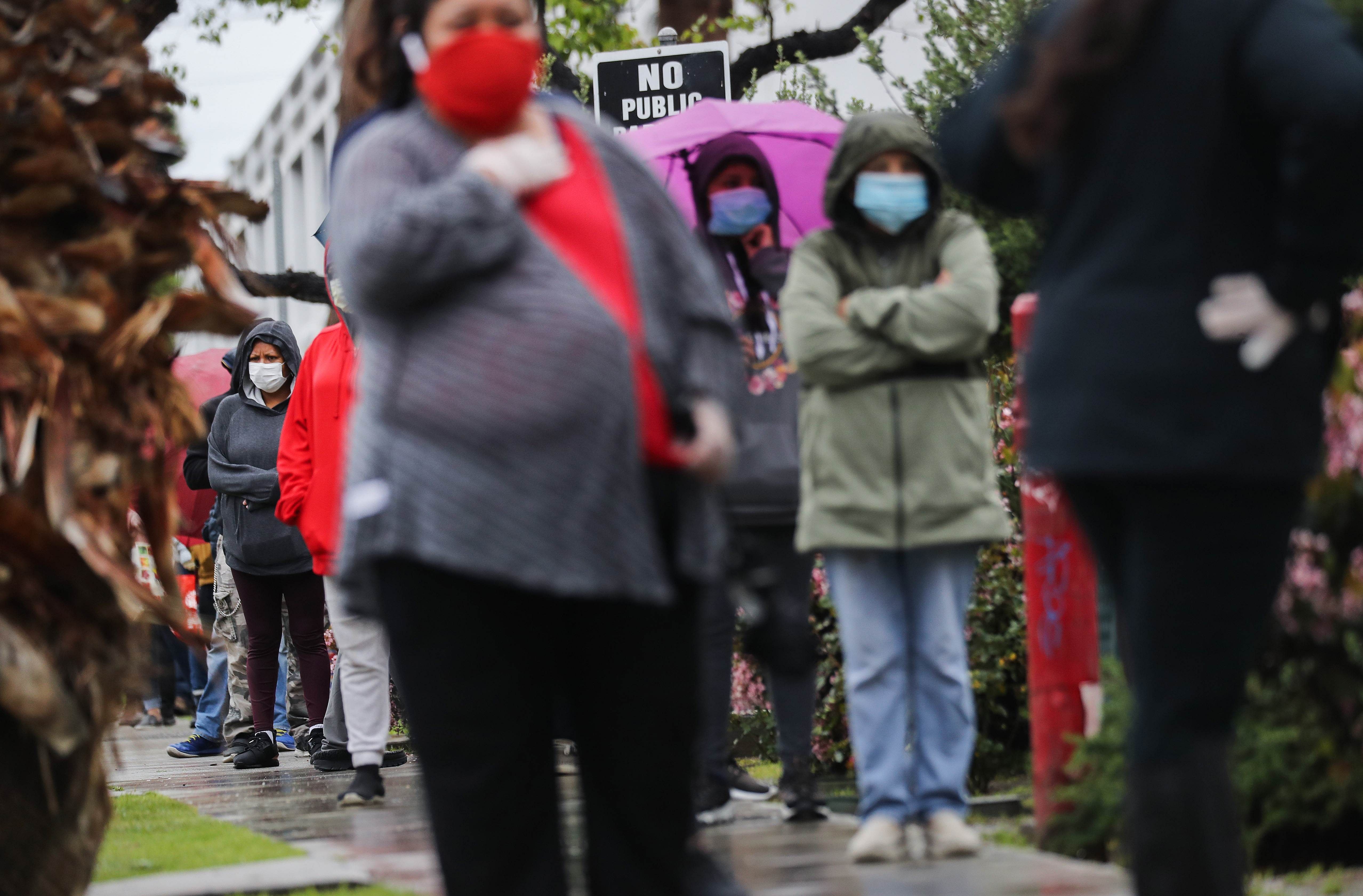 People wait in line at a Los Angeles Regional Food Bank distribution for those in need, as the coronavirus pandemic continues. (AFP Photo)