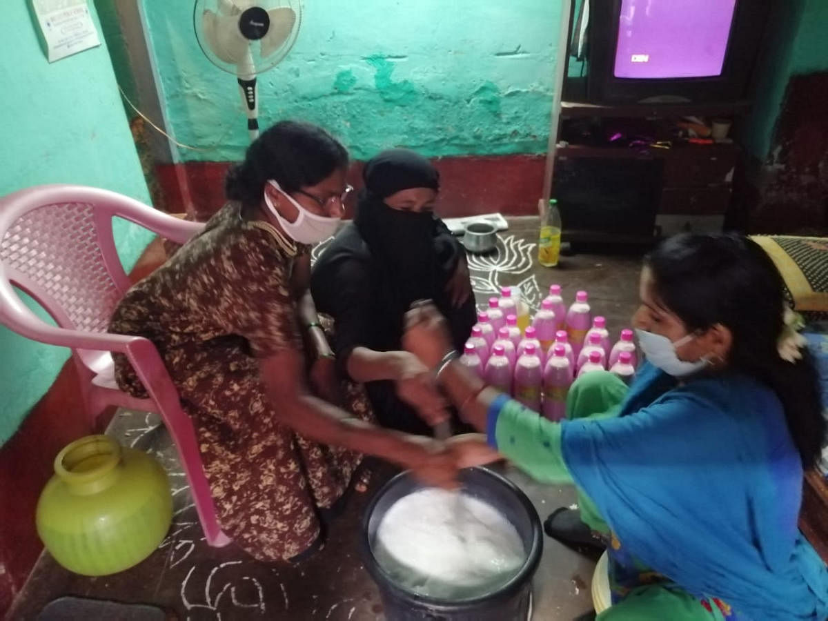 Women who lost their livelihood during lockdown engaged in phenyl-making.
