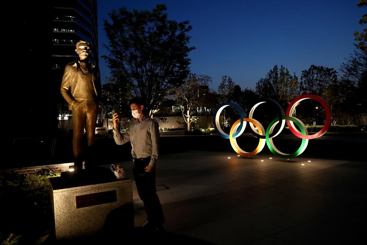 Olympic rings in Tokyo on April 7, 2020. - Japan's Prime Minister Shinzo Abe on April 7 declared a month-long state of emergency in Tokyo and six other parts of the country over a spike in coronavirus cases. (AFP Photo)