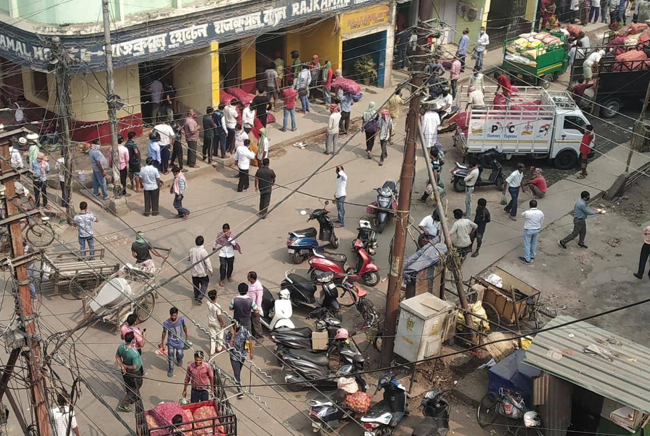 A crowd came out to markets in Guwahati on Friday to buy food items amid the lockdown. (DH photo) 