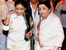 When Asha Bhosle presented Lata Mangeshkar an award