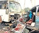 The mangled remains of the vehicles near Kappargaon village in Bidar on Saturday. DH Photo