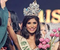 Newly crowned Miss Earth 2010 Nicole Faria of India waves at the final of the Miss Earth 2010 contest held in central city of Nha Trang on December 4, 2010. AFP PHOTO