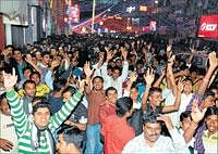 Bangaloreans usher in the New Year on Brigade Road. DH Photo