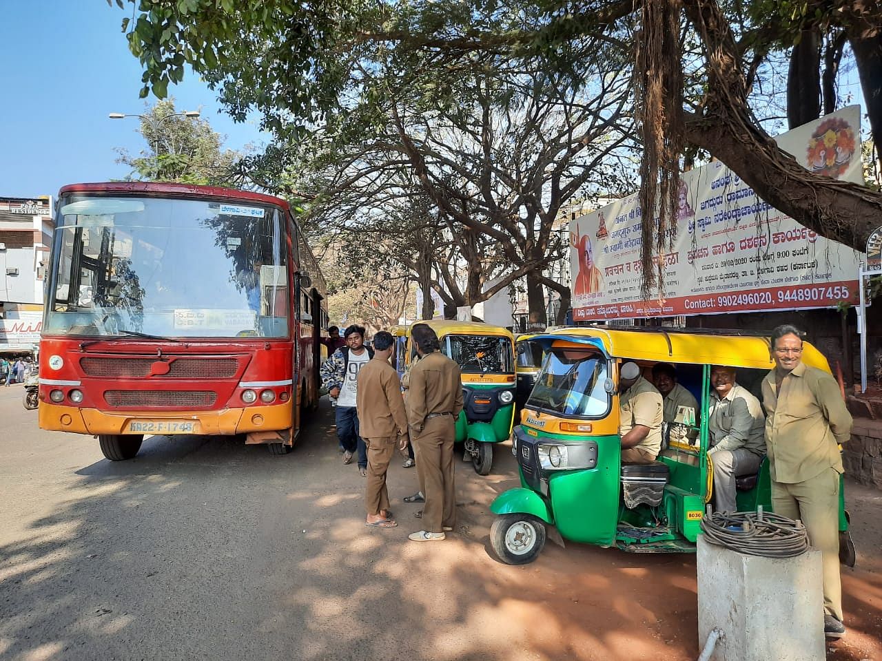 Apart from the public transport system that was plying normally, KSRTC buses, auto-rickshaws and other transport systems ran on the roads as per their routine. (DH Photo)