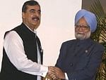 Prime Minister Manmohan Singh with Pak PM Yousuf Raza Gilani. File Photo