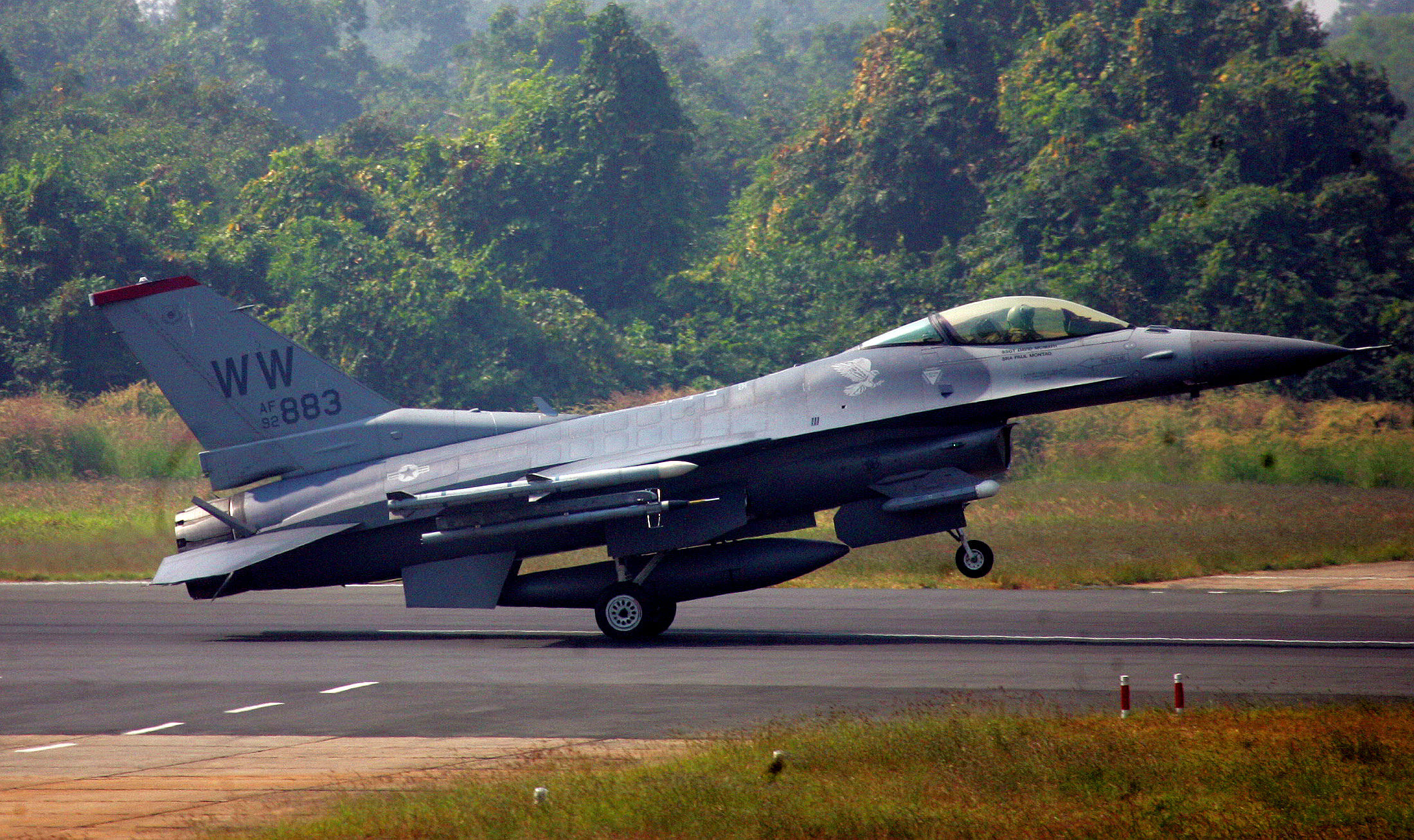 A US F-16 aircraft makes a landing during a joint India-U.S. air force exercises at the Kalaikunda Airbase, west of Kolkata, India, November 17, 2005. (Credit: Reuters Photo)