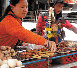 whats cooking Thai street-food  vendors.