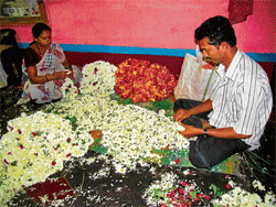stringing a livelihood Muniraju and his wife Anitha. (Below) Flower  vendors from Pura in  Bangalore. Photos by the author