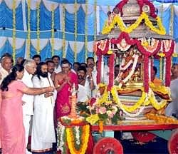 CM Yeddyurappa, Shobha  Karandlaje and Sri Sri Ravishankar offer pooja to the Utsava Murthy of Goddess Chamundeshwari. DH Photo