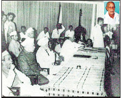 Freedom fighters:  H N Venkatasubbu (wearing Gandhi cap, sitting in back row) with Kengal Hanumanthaiah and Sir M Visveswaraya at a function. (Inset) Freedom fighter H N Venkatasubbu. Photos by special arrangement