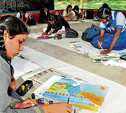 Students take part in the DHiE painting contest at Jawahar Bal Bhavan in Cubbon Park on Thursday. DH Photo
