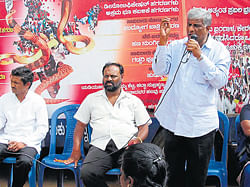 Bayya Reddy, CPM State secretary, addresses an awareness campaign near the bus stand in Malur on Monday. dh photo