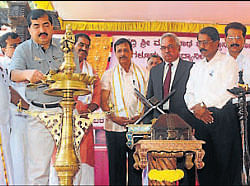 Alvas Education Foundation Chairman Dr M Mohan Alva inaugurates Tuluva Aisiri at Kadri Manjunatha temple premises in Mangalore on Saturday. dh photo