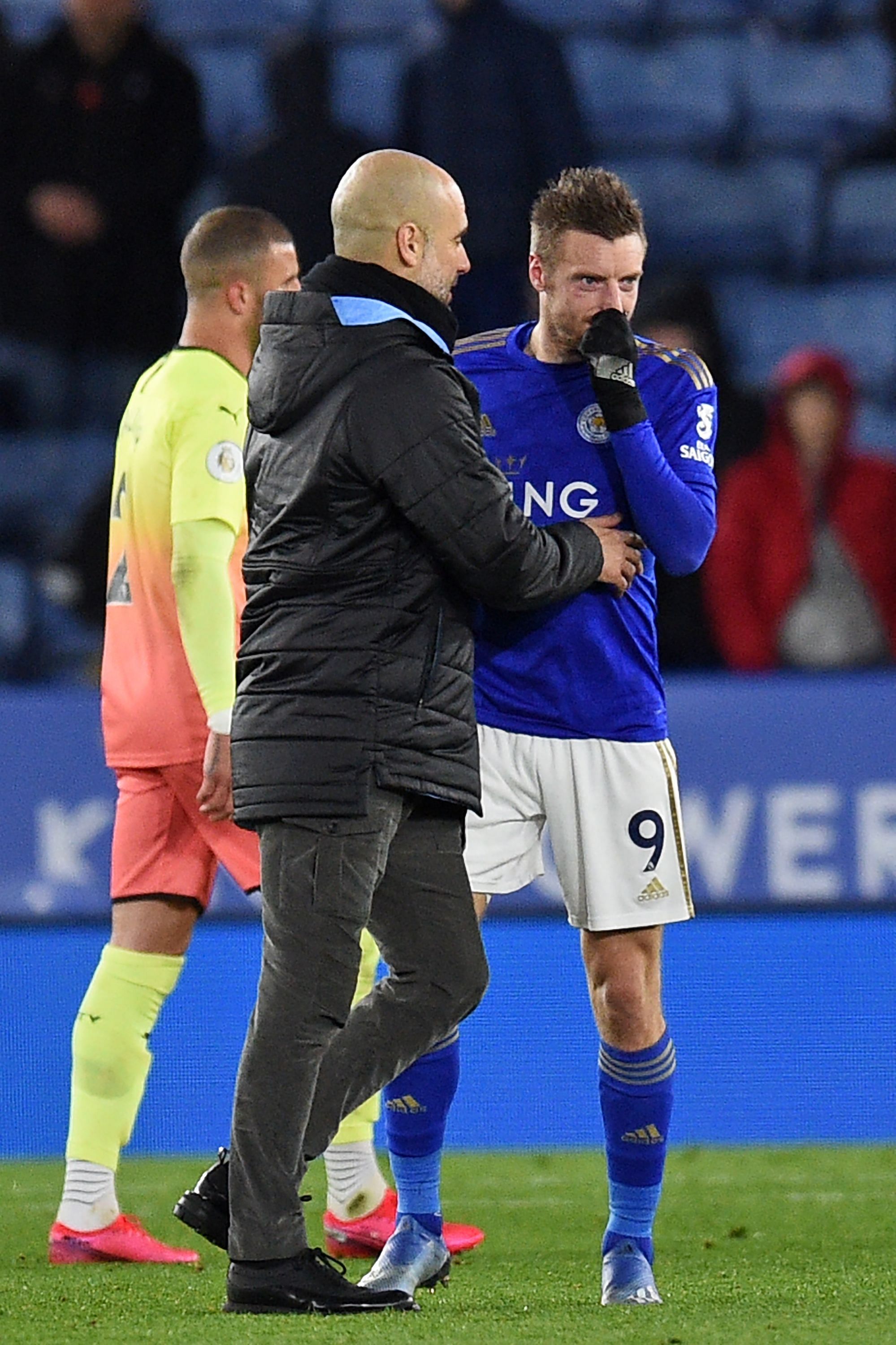 Manchester City's Spanish manager Pep Guardiola (L) consoles Leicester City's English striker Jamie Vardy (R) after the English Premier League football match between Leicester City and Manchester City at King Power Stadium in Leicester. (AFP Photo)
