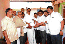 JD(S) hopefuls in Mulbagal submit a memorandum to taluk president Alangur Shivashankar on Friday against giving tickets to those who are not from the constituency. dh photo
