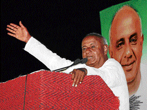 Reaching out: JD(S) supremo H D Deve Gowda  addresses a public meeting at National College Grounds in Bangalore on Thursday. DH Photo