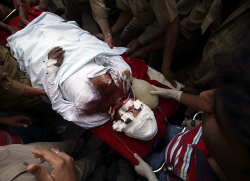 Police and hospital staff shift Sanaullah Haq, a Pakistani prisoner, to an another hospital in Jammu May 3, 2013. Haq was badly beaten in an Indian jail on Friday in apparent revenge for a fatal attack on an Indian jailed for spying in Pakistan whose death has led to an outpouring of anger and strained ties between the neighbours. REUTERS