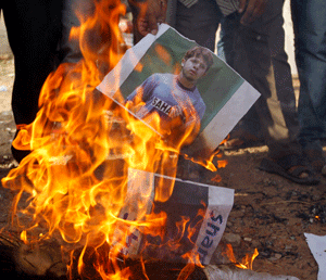 Demonstrators burn a poster of former India test bowler Shanthakumaran Sreesanth during a protest in the western Indian city of Ahmedabad May 16, 2013. Sreesanth and two other players have been arrested by Delhi police on suspicion of spot-fixing in the Indian Premier League, sports officials said on Thursday. REUTERS