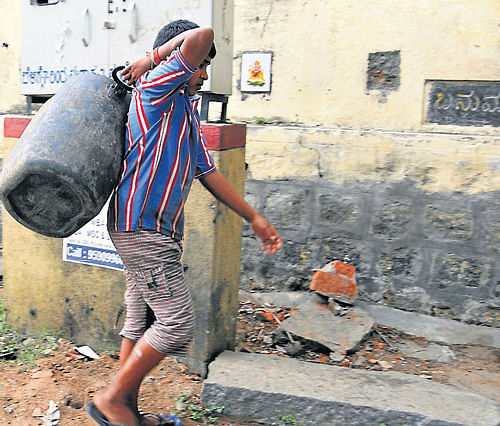 On the eve of World Day Against Child Labour, child labourers were seen working in various locations in Mysore on Tuesday. DH PHOTOS&#8200;by Prashanth H G