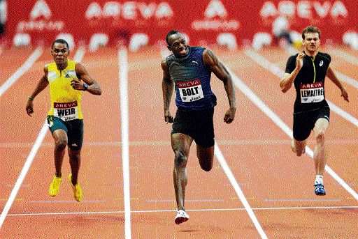 Superb Bolt warns rivals with an electric sprint