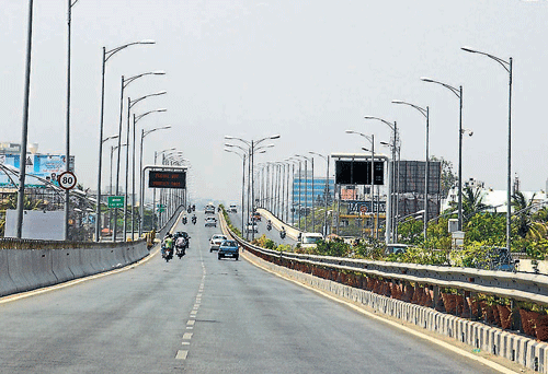 Troubled stretch: The elevated highway is fetching Rs 24 lakh per day while Rs 29 lakh is needed for daily maintenance and recoup of investments, says Bangalore Elevated Tollway Ltd which operates and maintains the facility. dh photo