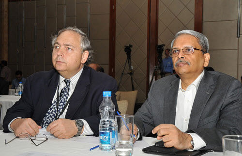 Infosys Executive vice Chairman K Gopalakrishnan and Industry Standards Office, EMC General Manager Steve Diamond  DH Photo
