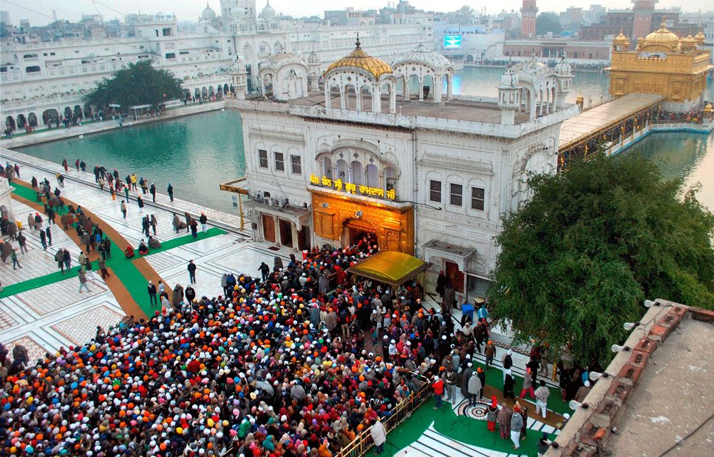 At a time when the 'VIP culture' in India is under threat from the ideology of the Aam Aadmi Party in Delhi, Harmandar Sahib, Sikhsim's premier shrine here, has been showing the way of treating everyone alike, including VIPs and celebrities. Even being the chief minister of Punjab does not help here. PTI File Photo