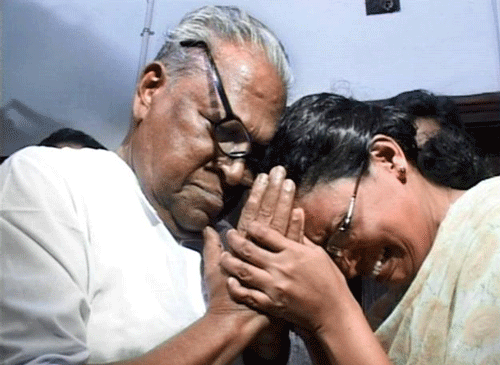 CPI(M) veteran and Leader of Opposition consoling the wife of slain leader T.P. Chandrasekharan. A PTI file photo.