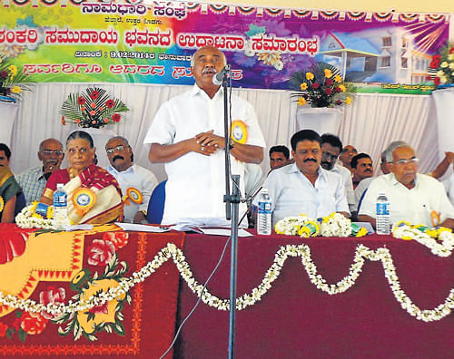 MP H Vishwanath speaks after inaugurating Banashankari community building belonging to Namadari Sangha at Hebbale near Kushalnagar on Sunday. DH Photo