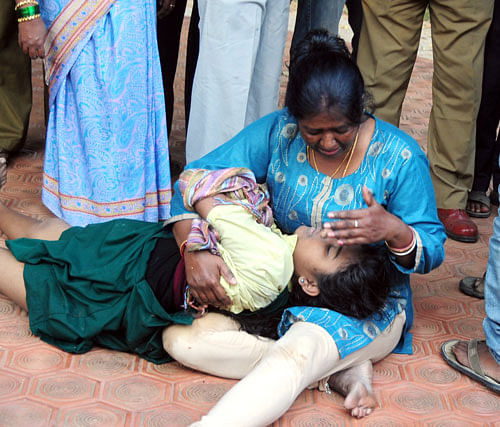 Sonali's mother mourns over her daughter's body. DH Photo