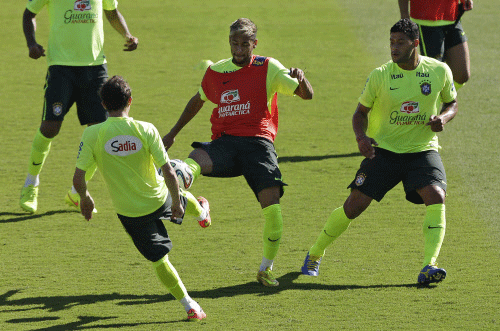 Brazil's Neymar, center, practices with Hulk, right, and Bernard during a training session one day before their team's round of 16 World Cup soccer match with Chile at Mineirao Stadium in Belo Horizonte, Brazil, Friday, June 27, 2014. AP photo