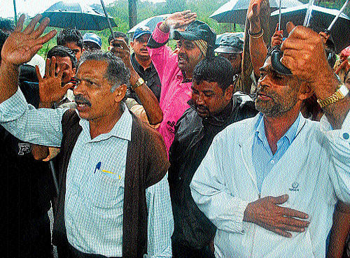 Residents of flood-affected Bhagamandala and surrounding villages expressed their anguish against Kodagu District-in-Charge Minister K J George for not visiting the flood-affected areas on Saturday. DH photo