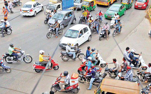 confusion galore :The traffic at Arekere Gate signal on Bannerghatta Road is chaotic. DH Photos by Kishor Kumar Bolar